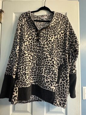Leopard Print Henley Pullover Ribbed top Black & Cream